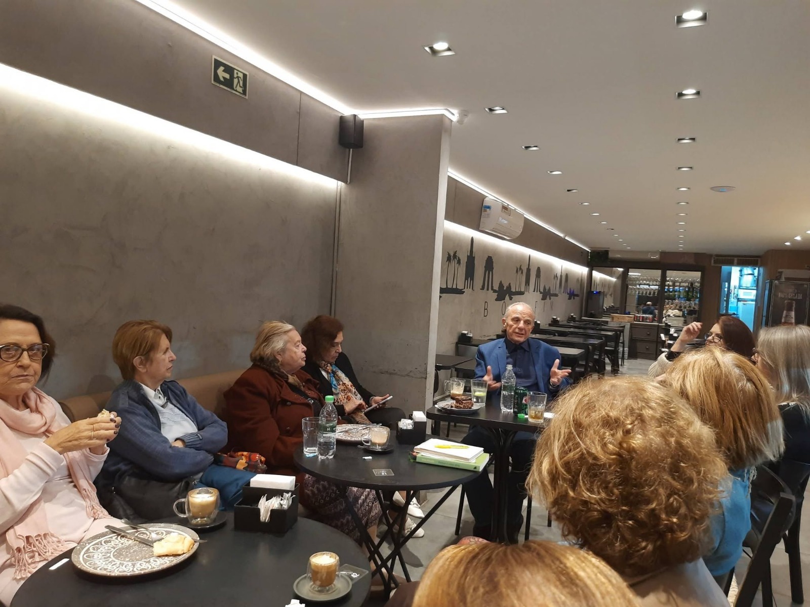 Encontro da Roda em café, com um convidado falando para o grupo